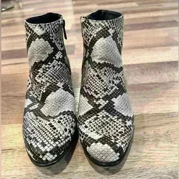 Sz. 7.5 Rouge Ankle Boots - Picture 4 of 7